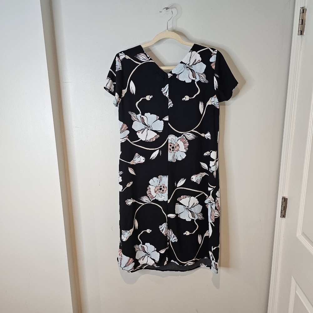 A woman floral pull on v neck dress with pockets